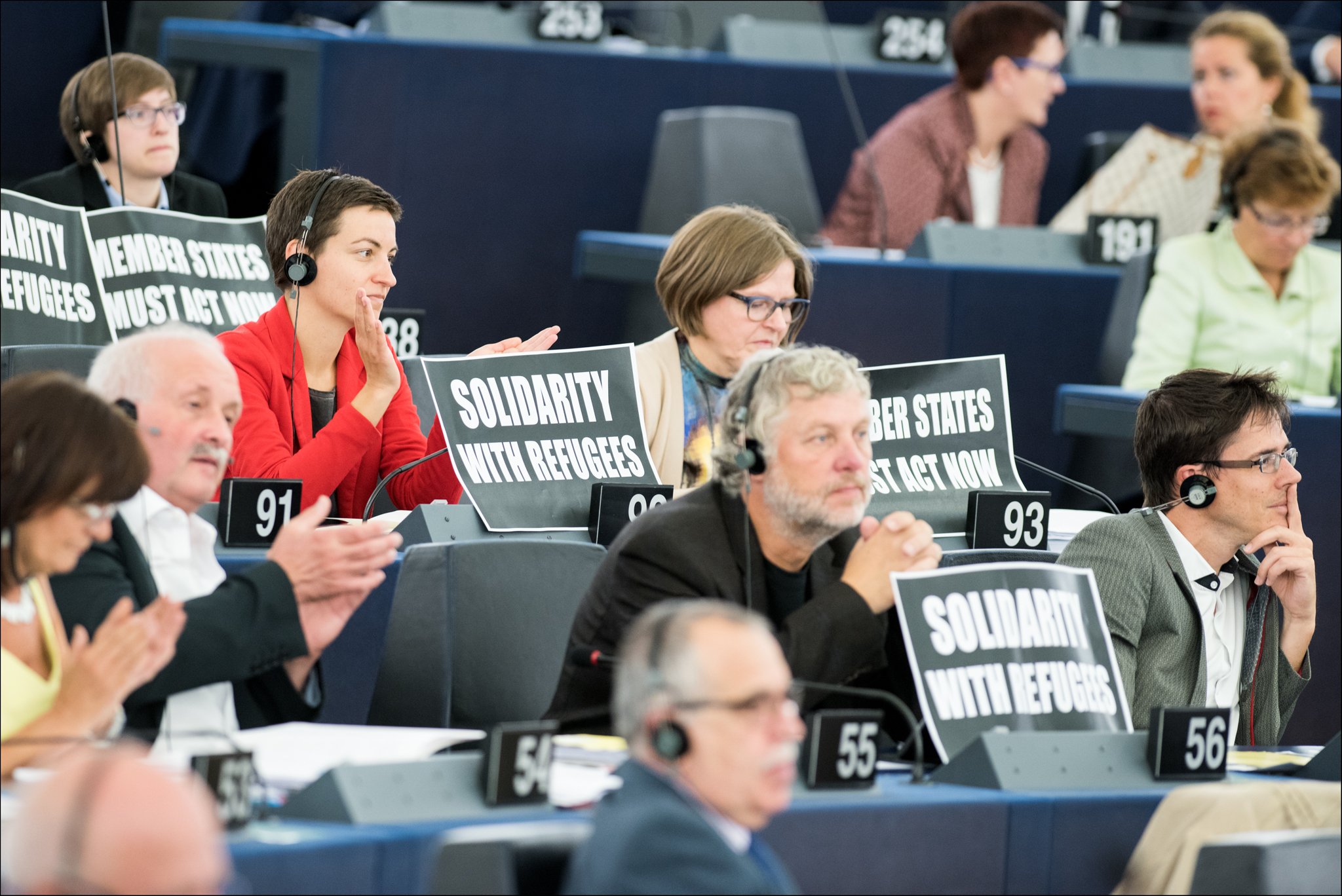 Solidaritet med flyktningene: Bildet viser en markering i Europaparlamentet 9. september 2015, under Junckers State of the Union. I denne salen har ikke Norge noen stemme, og den norske venstresida ønsker ikke å være tilstede. Foto: Flickr / © European Union 2015 - European Parliament / CC BY-NC-ND 2.0.