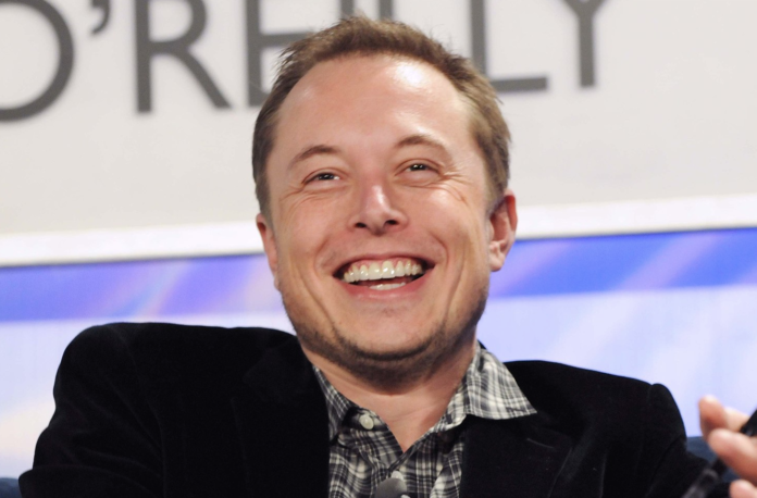 Elon Musk som smiler